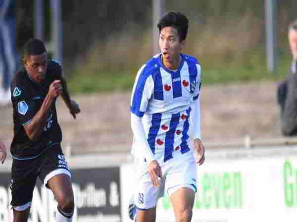 Đoàn Văn Hậu đá chính trong trận Heerenveen chạm trán Heracles Almelo