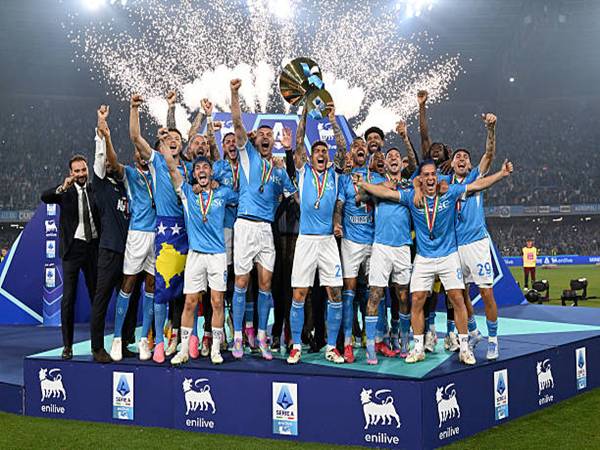 Napoli và áp lực của nhà vô địch Serie A