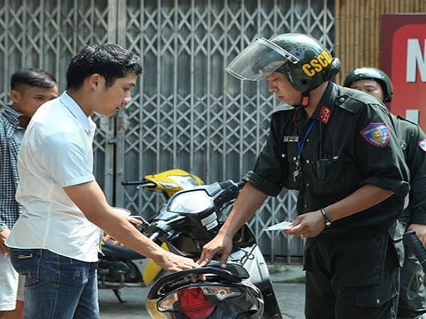 Nằm mơ thấy công an bắt xe hên hay xui?