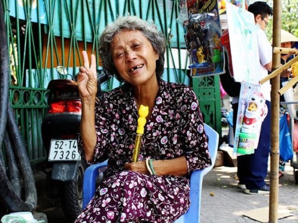 Giải mã chi tiết các giấc mơ thấy bà điên là điềm gì?