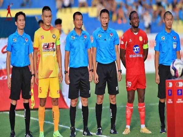 Có bao nhiêu trọng tài trong 1 trận bóng đá? Nhiệm vụ